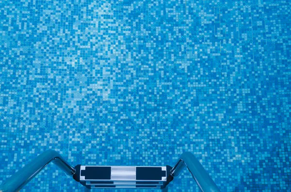 Stalen trap naar blauwe Toon zwembad Stockfoto