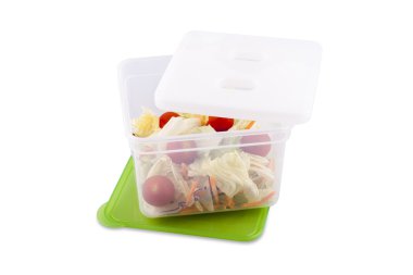 plastik kap içinde taze sebze salatası