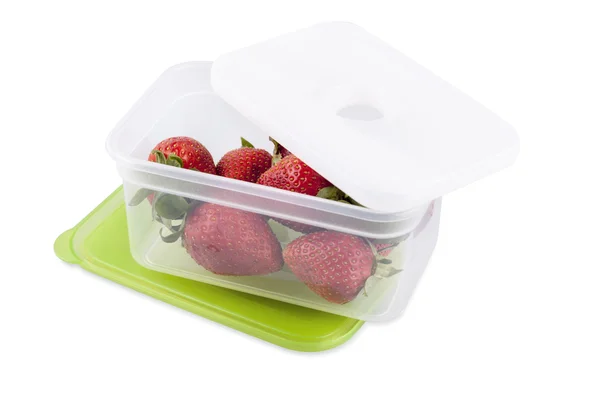 şeffaf plastik konteyner izole üzerinde taze, olgun çilek 