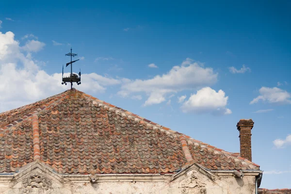 Wetterfahne und Ziegelschornstein — Stockfoto