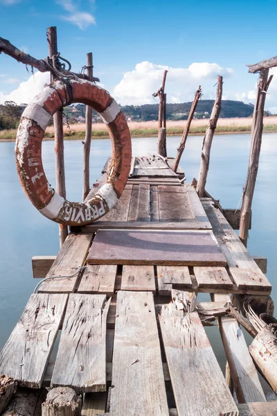 Gangway sobre a água e uma boia salva-vidas — Fotografia de Stock