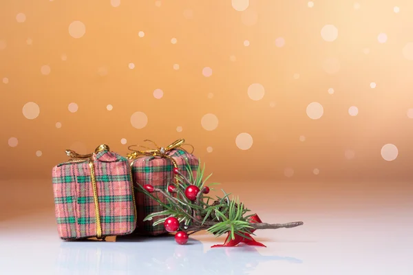 Weihnachtsschmuck: Weihnachtsgeschenke in bunter Verpackung zum Mitnehmen Stockbild