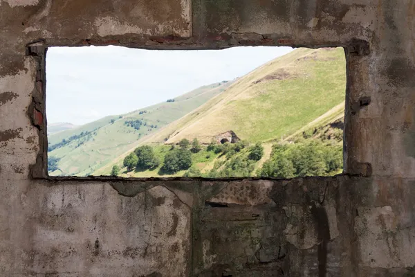 Habitación antigua y una vista del paisaje a través de la ventana — Foto de Stock