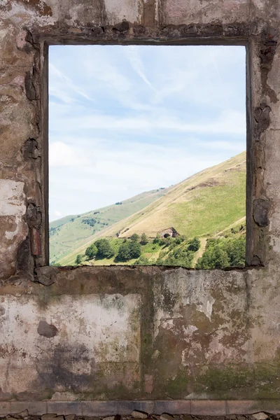 Quarto antigo e vista da paisagem através da janela — Fotografia de Stock