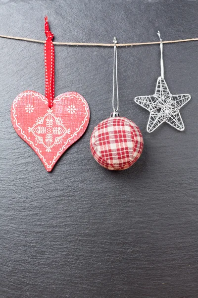 Ornement de Noël : boule de Noël, étoile argentée et une oreille rouge — Photo