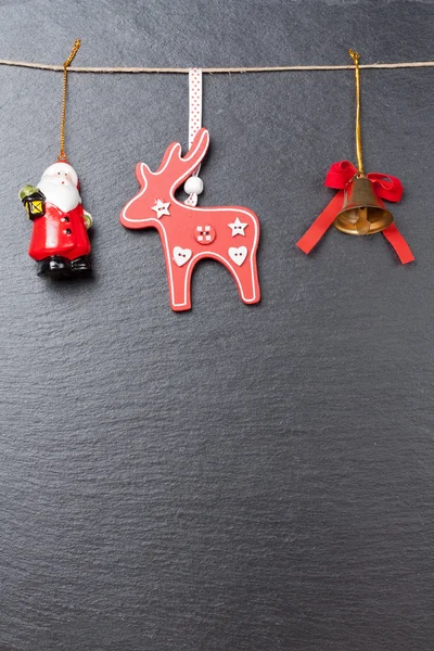 Weihnachtsschmuck: Weihnachtsglocke, rotes Rentier und Weihnachtsmann Stockfoto