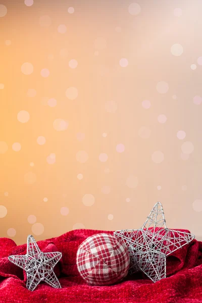 Weihnachtsschmuck: Weihnachtskugel und versilberte Sterne lizenzfreie Stockfotos