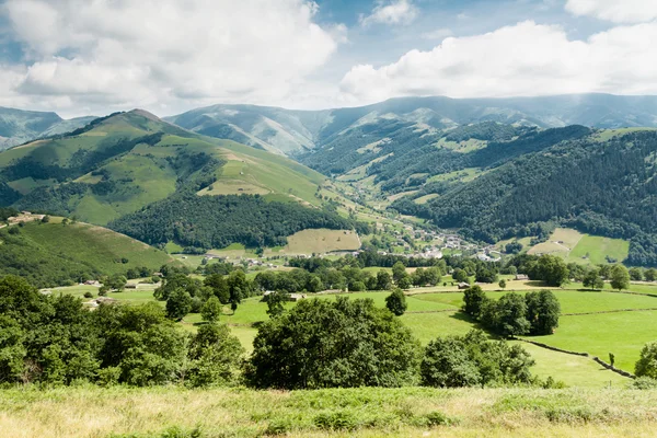 Luftaufnahme von vega de pas mit Bergen im Hintergrund lizenzfreie Stockbilder