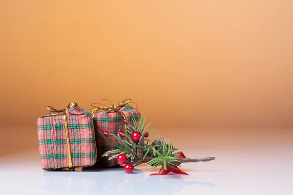 Ornement de Noël : cadeaux de Noël dans un emballage coloré avec go — Photo