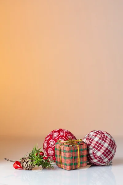 Hediyelik altın şeritler ve Noel top ile renkli ambalaj içinde — Stok fotoğraf
