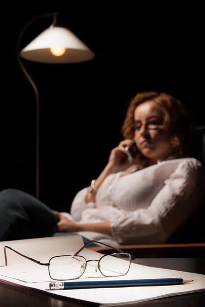 Kvinnan talar via telefon — Stockfoto