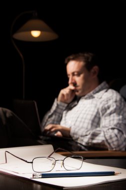 Adam dizüstü bilgisayar kullanıyor.