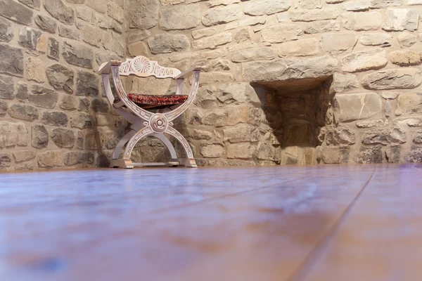 eski moda beyaz sandalye ahşap zemin üzerinde