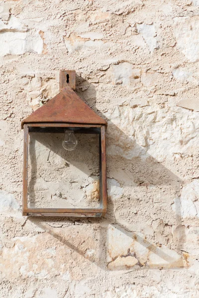 Lanterna vecchia e arrugginita — Foto Stock