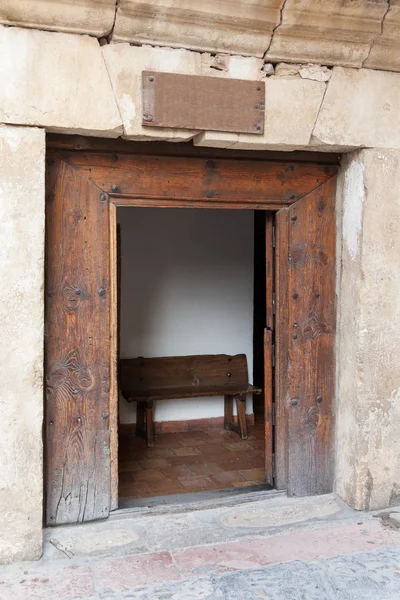 農村部のドアとベンチ — ストック写真
