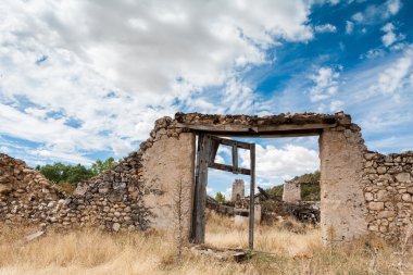 taştan bir duvar antik kapıdan
