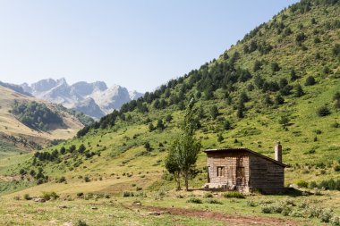 dağ sığınak ile arka planda güzel dağlar