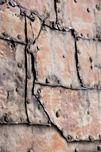 Dikiş ve perçin kaplı paslı metal plaka — Stok fotoğraf