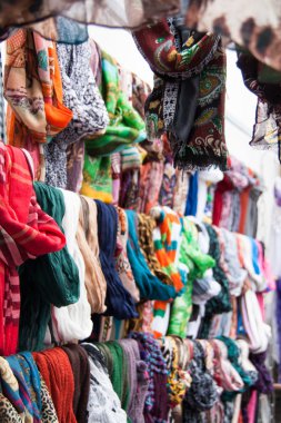 renkli şallar ve bere