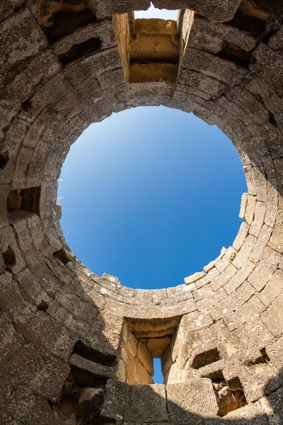 Kasteel van luna (Aragón) in een zomerdag — Stockfoto