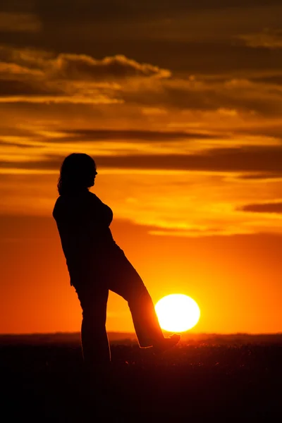 Silhouette d'une femme contre le ciel au coucher du soleil — Photo