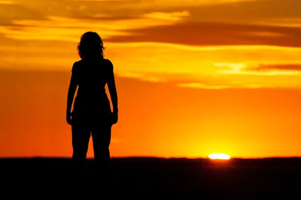 Silhouette of a woman at sunset — Stock Photo, Image