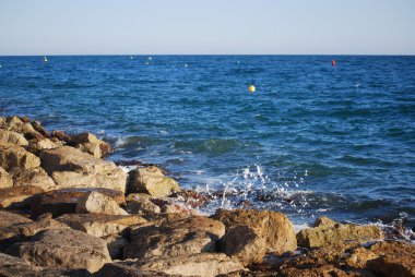 Dalgalar kayalara çarpıyor