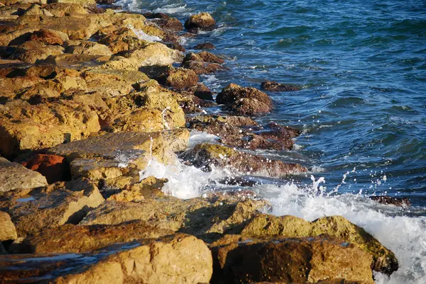 Waves crashing on rocks — Stock Photo, Image