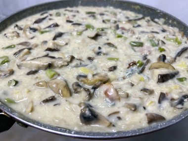 Gorgonzola, armut ve sebzeli risotto.