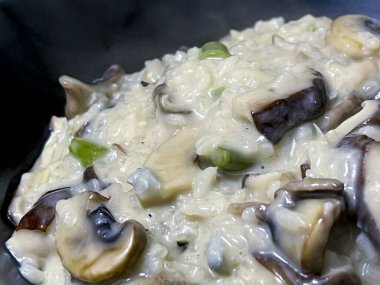 Gorgonzola, armut ve sebzeli risotto.
