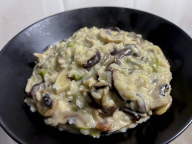 Gorgonzola, armut ve sebzeli risotto.