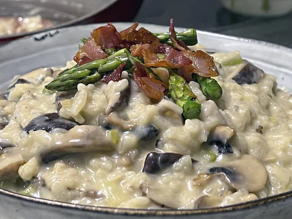 Gorgonzola, armut ve sebzeli risotto.