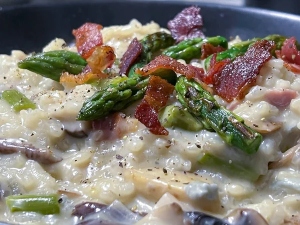 Gorgonzola, armut ve sebzeli risotto.