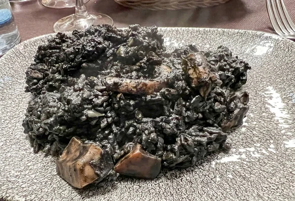黒米とアオリのニンニクマヨネーズと魚介類 — ストック写真