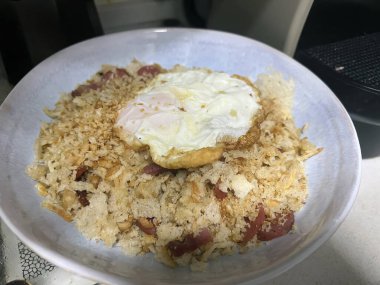 Migas kızarmış yumurta ile.