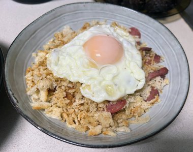 Migas kızarmış yumurta ile.