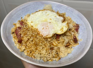 Migas kızarmış yumurta ile.