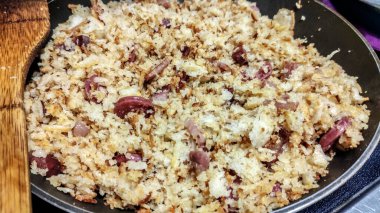 Migas kızarmış yumurta ile.