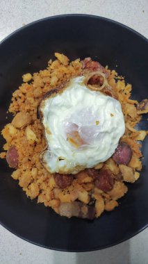 Migas kızarmış yumurta ile.