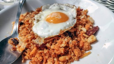 Migas kızarmış yumurta ile.