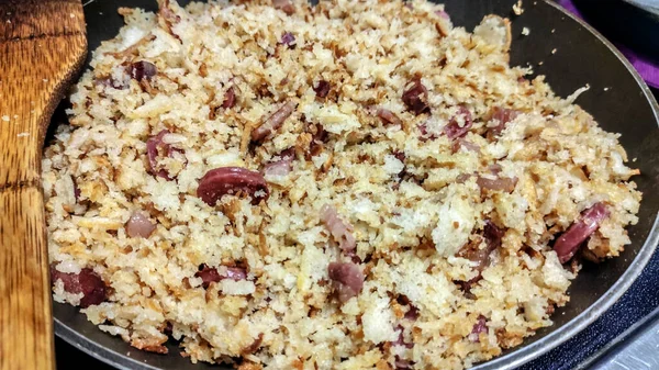 Migas kızarmış yumurta ile.