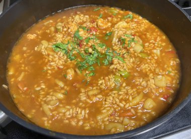 Geleneksel İspanyol paella 'sı..