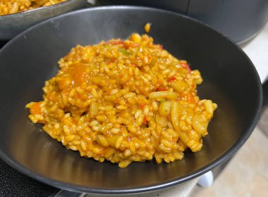 Geleneksel İspanyol paella 'sı..