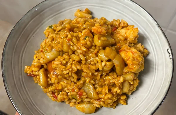 Geleneksel İspanyol paella 'sı..