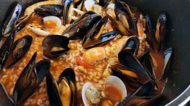 Geleneksel İspanyol paella 'sı.