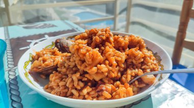 Geleneksel İspanyol paella 'sı.