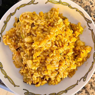 Pirinç ve deniz ürünleri (üst görünüm))