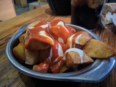 Kızarmış patates baharatlı sos ile