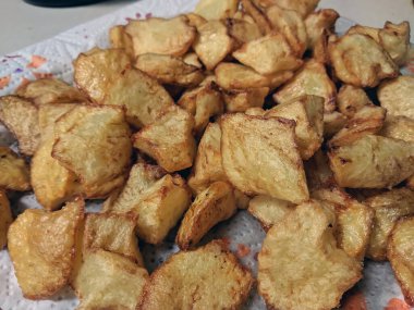 Kızarmış patates baharatlı sos ile