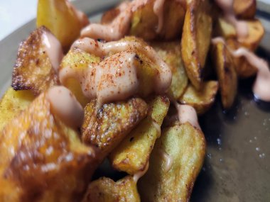 Kızarmış patates baharatlı sos ile